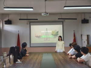 丁秋怡（教务处主任、团委书记、英语教师）